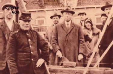 Op 20 oktober 1930 wordt de eerste steen gelegd voor het Groene Kruismagazijn. V.l.n.r. aannemer I. Boone, postbode L. Kraamer, zuster A.P.A. van der Klooster en gemeenteontvanger A. Buys.