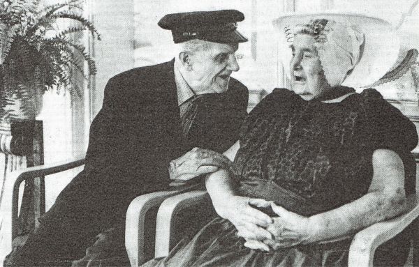 Het echtpaar Koppejan-Adamse, hij 96 en zij 99 jaar, viert hun 75-jarig huwelijksjubileum. Het echtpaar Koppejan-Adamse, hij 96 en zij 99 jaar, viert hun 75-jarig huwelijksjubileum.