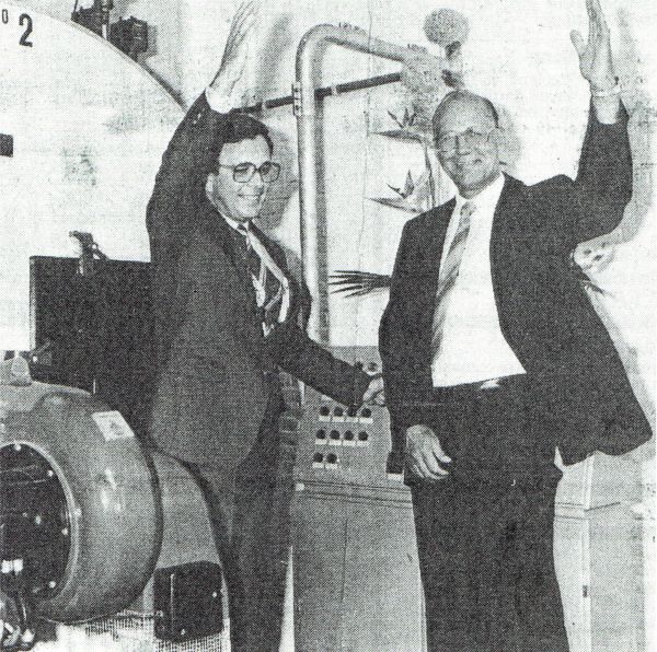 Burgemeester Markusse verricht de officiële opening van de mosselconservenfabriek Mieras & Co. Rechts directeur P.I. Manneke. Burgemeester Markusse verricht de officiële opening van de mosselconservenfabriek Mieras & Co. Rechts directeur P.I. Manneke.