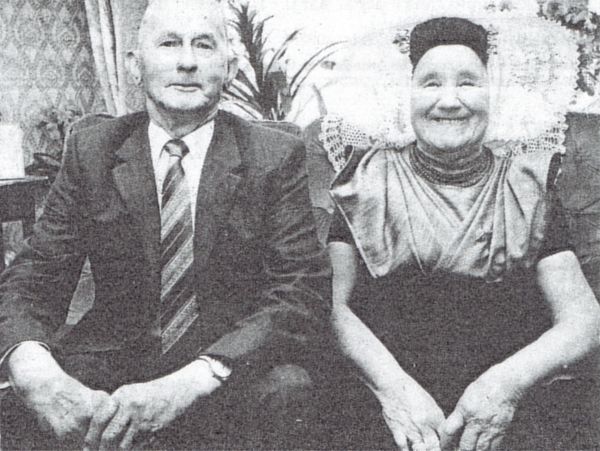 Ook het echtpaar Abraham Theune/Grietje Theune-van/Belzen, beiden 84 jaar, viert hun briljanten bruiloft. Ook het echtpaar Abraham Theune/Grietje Theune-van/Belzen, beiden 84 jaar, viert hun briljanten bruiloft.