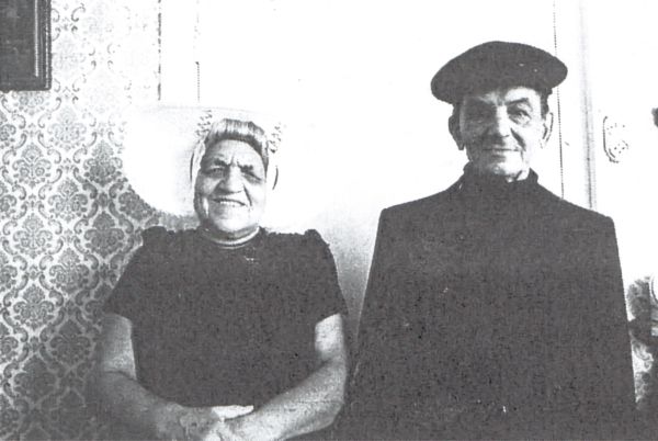 De dit jaar overleden oude vissersman Pieter Meulmeester en z'n vrouw L. Meilmeester-Dingemanse waren in 1979 60 jaar getrouwd. Van z'n 12e tot z'n 64e jaar vertoefde deze markante schipper op zee. De dit jaar overleden oude vissersman Pieter Meulmeester en z'n vrouw L. Meilmeester-Dingemanse waren in 1979 60 jaar getrouwd. Van z'n 12e tot z'n 64e jaar vertoefde deze markante schipper op zee.
