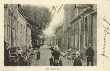 Het pand rechts van de Marktpoortstraat is de timmermanswinkel van Urias Besemer. Het pand rechts van de Marktpoortstraat is de timmermanswinkel van Urias Besemer.