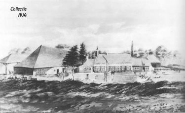 Een afbeelding van de oude hofstede in de Oranjepolder, even bewesten de Platteweg bij de Veerse dijk. In het woonhuis, dat in 1903 is afgebroken, stond in ankers op de muur het jaartal 1641. Op enige afstand van het woonhuis bevond zich de 60 meter lange landbouwschuur, geheel van hout opgetrokken en met riet gedekt. Een afbeelding van de oude hofstede in de Oranjepolder, even bewesten de Platteweg bij de Veerse dijk. In het woonhuis, dat in 1903 is afgebroken, stond in ankers op de muur het jaartal 1641. Op enige afstand van het woonhuis bevond zich de 60 meter lange landbouwschuur, geheel van hout opgetrokken en met riet gedekt.