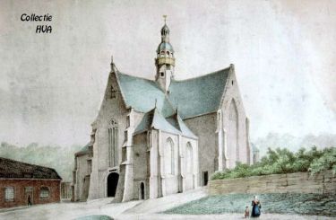 De oude kruiskerk met rechts van de kerk de muur van het kerkhof. De oude kruiskerk met rechts van de kerk de muur van het kerkhof.