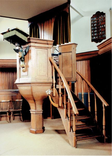 De bijna 300 jaar oude preekstoel, gemaakt door de timmermansbaas Urias Besemer, in de Hervormde kerk. De bijna 300 jaar oude preekstoel, gemaakt door de timmermansbaas Urias Besemer, in de Hervormde kerk.