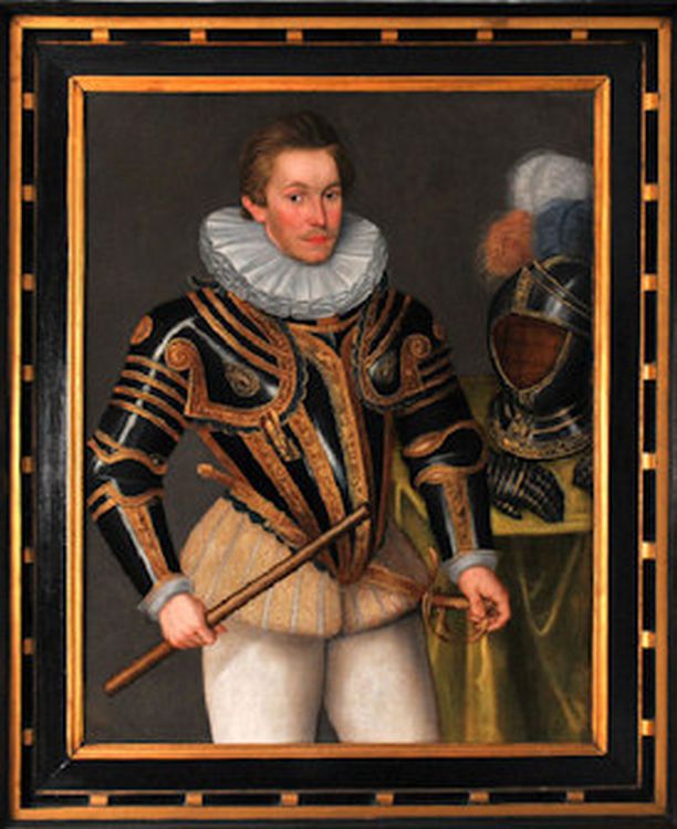 Schilderij van 1589 uit de raadszaal van het Arnemuidse Stadhuis van Prins Maurits op jeugdige leeftijd in krijgsgewaad met een helm naast zich. In de Stadsrekening van 1589 staat van dit schilderij en dat van Prins Willem van Oranje: ‘Betaald aan meester Daniël, schilder, op rekening van ‘t gene hem is competerende van dat hij de persoon van Zijne Excellentie hoog loffelyke memorie en graaf Maurits, mitsgaders Arnemuiden, zoals dat voor de troubles geweest was, naar het getrokken bord met de pen, geschilderd heeft £ 9.10.9’. Schilderij van 1589 uit de raadszaal van het Arnemuidse Stadhuis van Prins Maurits op jeugdige leeftijd in krijgsgewaad met een helm naast zich. In de Stadsrekening van 1589 staat van dit schilderij en dat van Prins Willem van Oranje: ‘Betaald aan meester Daniël, schilder, op rekening van ‘t gene hem is competerende van dat hij de persoon van Zijne Excellentie hoog loffelyke memorie en graaf Maurits, mitsgaders Arnemuiden, zoals dat voor de troubles geweest was, naar het getrokken bord met de pen, geschilderd heeft £ 9.10.9’.