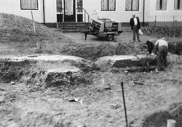 Het wegbreken van het fundament van de Middelburgse Poort. Het wegbreken van het fundament van de Middelburgse Poort.