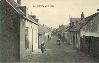 De vroegere Jan Leeuwenstraat met links de door timmermansbaas J.K. Crucq in 1879 gebouwde calicotsweverij. Aan het eind van de straat links stond het oude schoolgebouwtje, wat tot 1848 dienst deed. De vroegere Jan Leeuwenstraat met links de door timmermansbaas J.K. Crucq in 1879 gebouwde calicotsweverij. Aan het eind van de straat links stond het oude schoolgebouwtje, wat tot 1848 dienst deed.