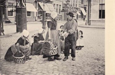 Arnemuidse visleurders en -leursters in Middelburg. Arnemuidse visleurders en -leursters in Middelburg.