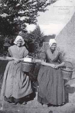 Arnemuidse vrouwen met in de korven brood uit Middelburg als er geen vis te verleuren is.... Arnemuidse vrouwen met in de korven brood uit Middelburg als er geen vis te verleuren is....