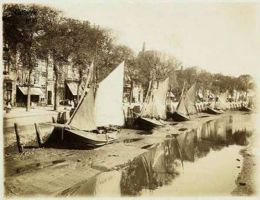 De platboomde hoogaarzen liggend in de bij eb droogvallende vissershoven van Vlissingen. De platboomde hoogaarzen liggend in de bij eb droogvallende vissershoven van Vlissingen.