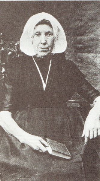 Dorothea Joosse, gehuwd met genoemde Jacob Schets, op latere leeftijd. Geboren in 1823 als dochter van de eveneens genoemde Frans Joosse en Janna de Meulmeester, zuster van de eveneens onder dit jaartal genoemde diaken Joost Joosse en organist/kerkvoogd Paulus Joosse. Zij was van beroep winkelierster. Na het overlijden van Jacob Schets huwt zij met de in 1811 geboren Cornelis Buijs. Dora Schets is op 77-jarige leeftijd overleden in december 1900. Dorothea Joosse, gehuwd met genoemde Jacob Schets, op latere leeftijd. Geboren in 1823 als dochter van de eveneens genoemde Frans Joosse en Janna de Meulmeester, zuster van de eveneens onder dit jaartal genoemde diaken Joost Joosse en organist/kerkvoogd Paulus Joosse. Zij was van beroep winkelierster. Na het overlijden van Jacob Schets huwt zij met de in 1811 geboren Cornelis Buijs. Dora Schets is op 77-jarige leeftijd overleden in december 1900.