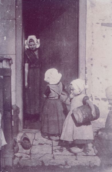De bij bakker Lauw van Eenennaam gehaalde broden worden thuisgebracht in 1850. De bij bakker Lauw van Eenennaam gehaalde broden worden thuisgebracht in 1850.