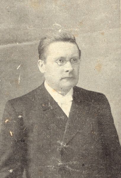 Geen foto van ds. Gobius du Sart, de zeer geliefde predikant van Arnemuiden. Wel van z’n zoon, ds. J. W. F Gobius du Sart, predikant te Nieuw- en Sint Joosland van de Kohlbruggiaanse richting, later vele jaren consulent van Arnemuiden. Geen foto van ds. Gobius du Sart, de zeer geliefde predikant van Arnemuiden. Wel van z’n zoon, ds. J. W. F Gobius du Sart, predikant te Nieuw- en Sint Joosland van de Kohlbruggiaanse richting, later vele jaren consulent van Arnemuiden.