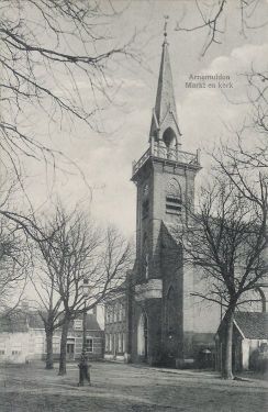 De Nederlands Hervormde kerk in 1917 met links de pastorie van ds. W.L. Mulder en daarnaast de bakkerij en bakkerswinkel van Adriaan Joosse. De Nederlands Hervormde kerk in 1917 met links de pastorie van ds. W.L. Mulder en daarnaast de bakkerij en bakkerswinkel van Adriaan Joosse.
