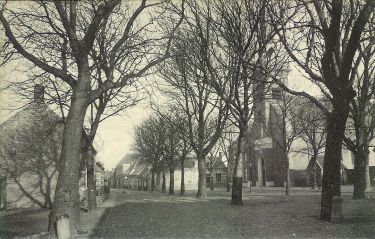 De markt vóór 1895. De hoek Markt/Langstraat is nog niet bebouwd. De markt vóór 1895. De hoek Markt/Langstraat is nog niet bebouwd.