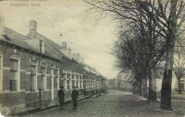 De Markt met de kastanjebomen en de waterpomp. Het tweede huis van links is van burgemeester S. van Eenennaam. Daarnaast de woning van Adriaan Joosse en verderop de woning en timmermanswerkplaats van J.K. Crucq. De Markt met de kastanjebomen en de waterpomp. Het tweede huis van links is van burgemeester S. van Eenennaam. Daarnaast de woning van Adriaan Joosse en verderop de woning en timmermanswerkplaats van J.K. Crucq.