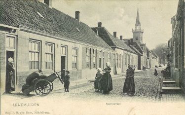 Op een kar worden de muddezakken met erwten bij de familie Marijs gebracht. De Noordstraat is nog bestraat met keien. Op een kar worden de muddezakken met erwten bij de familie Marijs gebracht. De Noordstraat is nog bestraat met keien.