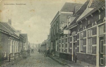 In Arnemuiden gelegerde militairen tijdens de Eerste Wereldoorlog in de Noordstraat. In Arnemuiden gelegerde militairen tijdens de Eerste Wereldoorlog in de Noordstraat.