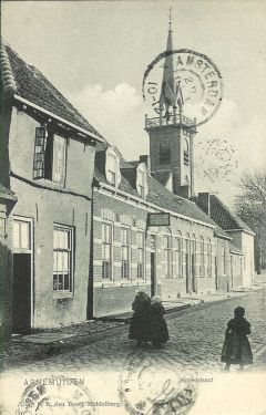 De verbouwde toren met balustrade. De verbouwde toren met balustrade.