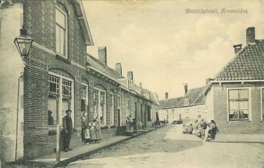 De Westdijkstraat met links de winkel van J.J. Crucq. De Westdijkstraat met links de winkel van J.J. Crucq.