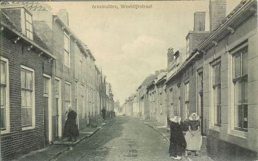De Westdijkstraat vóór de herbestrating. De Westdijkstraat vóór de herbestrating.