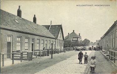 De Molenstraat met rechts de negentien huizen waar vroeger de Keetdijk lag. De Molenstraat met rechts de negentien huizen waar vroeger de Keetdijk lag.