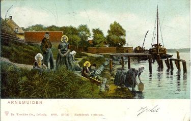 Turfschip aan de kade. Turfschip aan de kade.