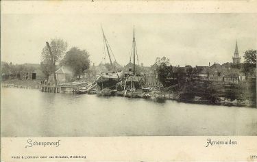 De scheepswerf met volop bedrijvigheid omstreeks de eeuwwisseling. De scheepswerf met volop bedrijvigheid omstreeks de eeuwwisseling.