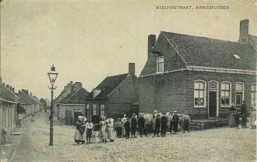 Een gaslantaarn op de hoek van de Nieuwstraat/Westdijkstraat. De Nieuwstraat is op de foto nog voorzien van keibestrating. Dit jaar wordt deze vernieuwd door klinkers. Een gaslantaarn op de hoek van de Nieuwstraat/Westdijkstraat. De Nieuwstraat is op de foto nog voorzien van keibestrating. Dit jaar wordt deze vernieuwd door klinkers.
