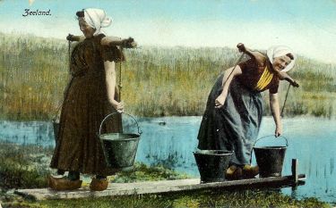 Dan zal het eindelijk uit zijn met de emmeroptochten naar de waterputten rondom ‘t dorp. Dan zal het eindelijk uit zijn met de emmeroptochten naar de waterputten rondom ‘t dorp.