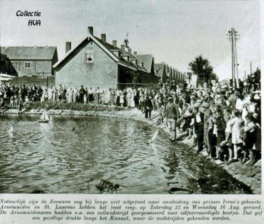 Festiviteiten ter gelegenheid van de geboorte van prinses Irene in augustus 1939. Er wordt een zeilwedstrijd gehouden voor zelf vervaardigde bootjes. Dit geeft een gezellige drukte langs het kanaal. Links is de voormalige garnalenpellerij, thans de lompensorteerderij van de firma Polak, te zien. Festiviteiten ter gelegenheid van de geboorte van prinses Irene in augustus 1939. Er wordt een zeilwedstrijd gehouden voor zelf vervaardigde bootjes. Dit geeft een gezellige drukte langs het kanaal. Links is de voormalige garnalenpellerij, thans de lompensorteerderij van de firma Polak, te zien.