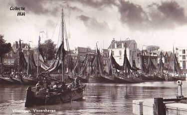 De Markt met de kastanjebomen en de waterpomp. Het tweede huis van links is van burgemeester S. van Eenennaam. Daarnaast de woning van Adriaan Joosse en verderop de woning en timmermanswerkplaats van J.K. Crucq. De Markt met de kastanjebomen en de waterpomp. Het tweede huis van links is van burgemeester S. van Eenennaam. Daarnaast de woning van Adriaan Joosse en verderop de woning en timmermanswerkplaats van J.K. Crucq.