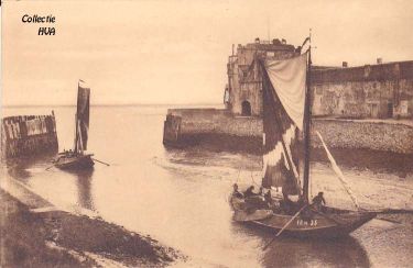 De hoogaars ARM 35 van Jan Blaasse (25 m3) wordt de haven van Veere binnen geroeid. De hoogaars ARM 35 van Jan Blaasse (25 m3) wordt de haven van Veere binnen geroeid.