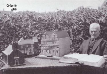 Adriaan Joosse lezend in de Croniek van Zeeland van Smallegange. Voor hem op tafel staan het door hem nagemaakte kerkgebouw, het oude stadhuis en het glazen huis. Adriaan Joosse lezend in de Croniek van Zeeland van Smallegange. Voor hem op tafel staan het door hem nagemaakte kerkgebouw, het oude stadhuis en het glazen huis.