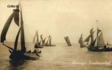 De Arnemuidse vissersvloot zeilt de haven van Vissingen uit. De Arnemuidse vissersvloot zeilt de haven van Vissingen uit.