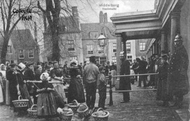 Arnemuidse visleursters op de Vismarkt te Middelburg in het begin van deze eeuw. Arnemuidse visleursters op de Vismarkt te Middelburg in het begin van deze eeuw.