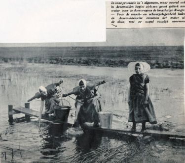Water halend voor de was en om te schuren uit de houwerplas achter de molen. Water halend voor de was en om te schuren uit de houwerplas achter de molen.