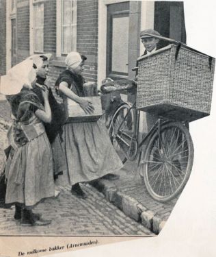 Ondanks de crisisjaren toch een opgewekt beeld uit 1932 van ‘de welkome bakker’. Ondanks de crisisjaren toch een opgewekt beeld uit 1932 van ‘de welkome bakker’.