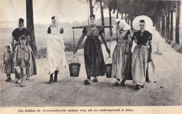 Zo trekken de Arnemuidensche meisjes erop uit om watervoorraad te halen. Zo trekken de Arnemuidensche meisjes erop uit om watervoorraad te halen.