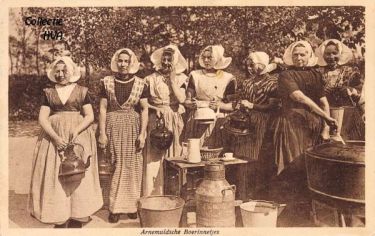 Chocolademelk schenkende meisjes uit Arnemuiden ter gelegenheid van de geboorte van Prinses Juliana v.l.n.r. N. Kousemaker, M. Crucq, P.L. Buis, M. Willeboordse, P. la Grand-van Eenennaam en N. Baas-Goverse. Chocolademelk schenkende meisjes uit Arnemuiden ter gelegenheid van de geboorte van Prinses Juliana v.l.n.r. N. Kousemaker, M. Crucq, P.L. Buis, M. Willeboordse, P. la Grand-van Eenennaam en N. Baas-Goverse.