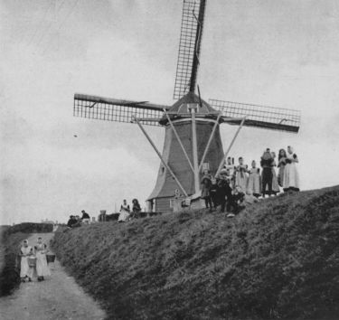 Onder de molen in 1936. Onder de molen in 1936.