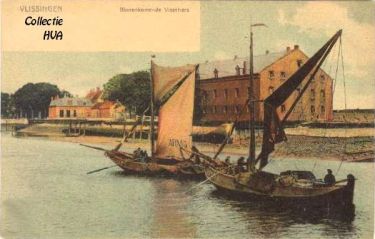 Binnenkomende vissers (Joos van Belzen en Lieven van de Ketterij) in de haven van Vlissingen in 1903. Binnenkomende vissers (Joos van Belzen en Lieven van de Ketterij) in de haven van Vlissingen in 1903.