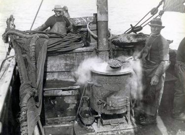 Het garnalen koken aan boord. De zogenaamde koelbennen op het achterdek. Het garnalen koken aan boord. De zogenaamde koelbennen op het achterdek.