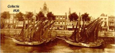 Uitgeweken naar Vlissingen: de hoogaarzen liggen in rijen in de vissershaven. Uitgeweken naar Vlissingen: de hoogaarzen liggen in rijen in de vissershaven.