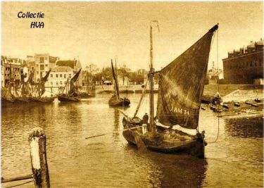 De ARM 14 wordt de haven van Vlissingen binnen geroeid. De ARM 14 wordt de haven van Vlissingen binnen geroeid.