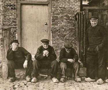 Deze oude vissertjes schudden het hoofd over alle toestanden in de gemeente. Deze oude vissertjes schudden het hoofd over alle toestanden in de gemeente.