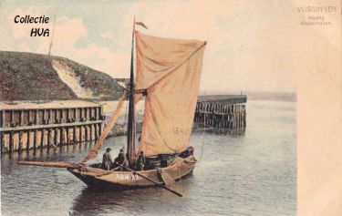 De hoogaars ARM 29 wordt de Westerhaven van Vlissingen binnengeroeid. De hoogaars ARM 29 wordt de Westerhaven van Vlissingen binnengeroeid.