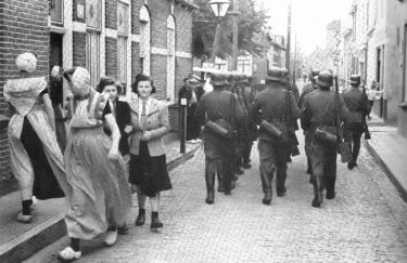 Duitse soldaten marcherend door de Langstraat. Duitse soldaten marcherend door de Langstraat.