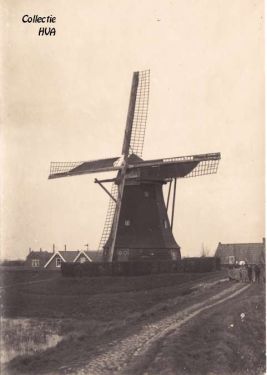 Op deze foto is de westelijke dijk van de Molenpolder goed te zien. Daarvoor de Houwerplas, in de volksmond ‘den nauwer’ genoemd, waaruit de inwoners water putten. Op deze foto is de westelijke dijk van de Molenpolder goed te zien. Daarvoor de Houwerplas, in de volksmond ‘den nauwer’ genoemd, waaruit de inwoners water putten.